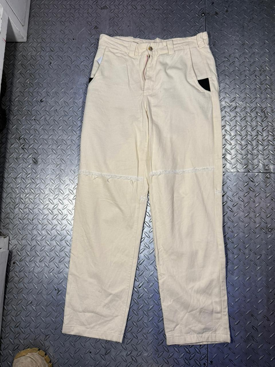 Pantalon Beige Bolsas Laterales Detalles En Bolsas Negro