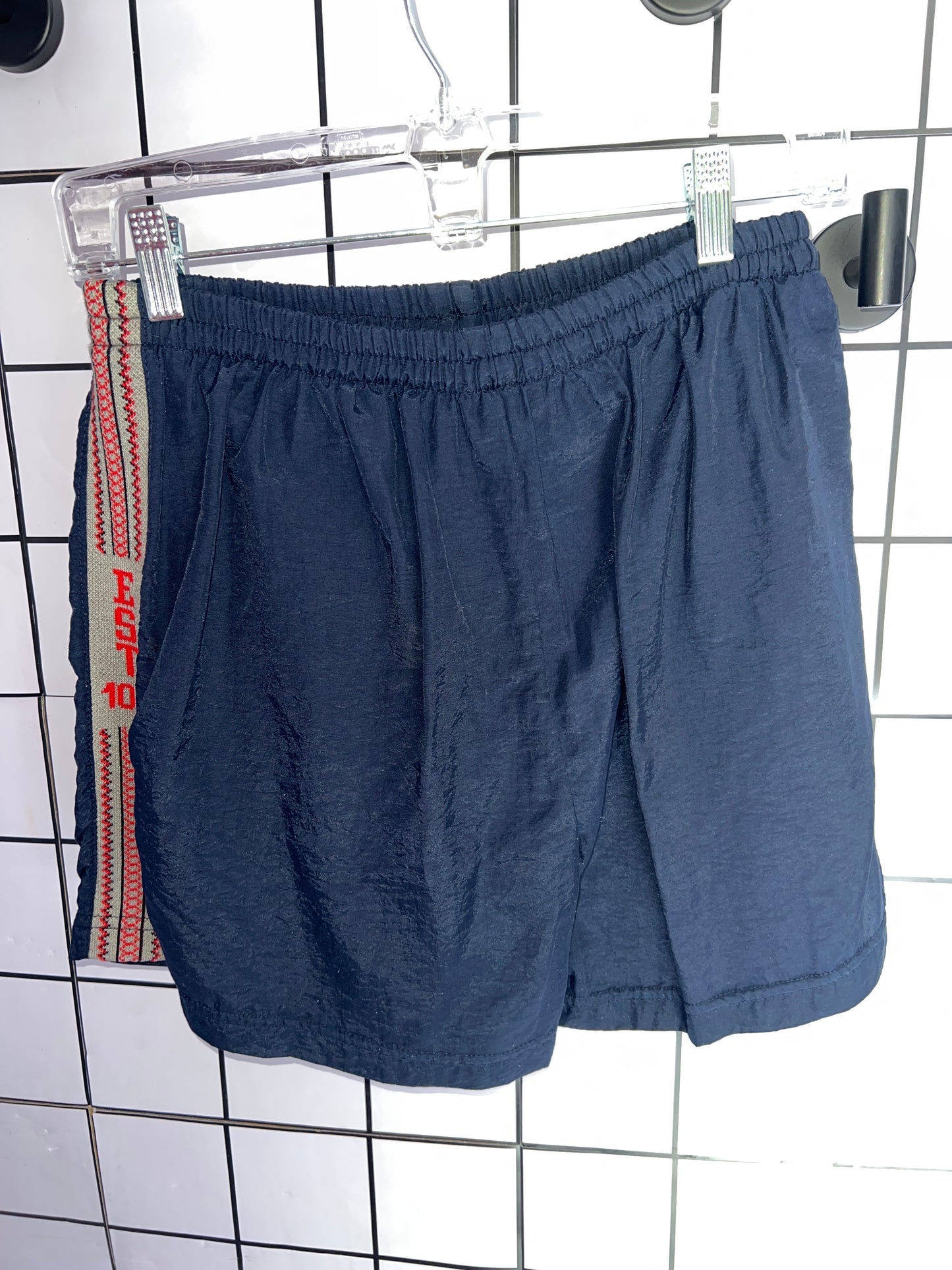 SHORT VINTAGE AZUL MARINO RAYAS AL COSTADO ROJAS