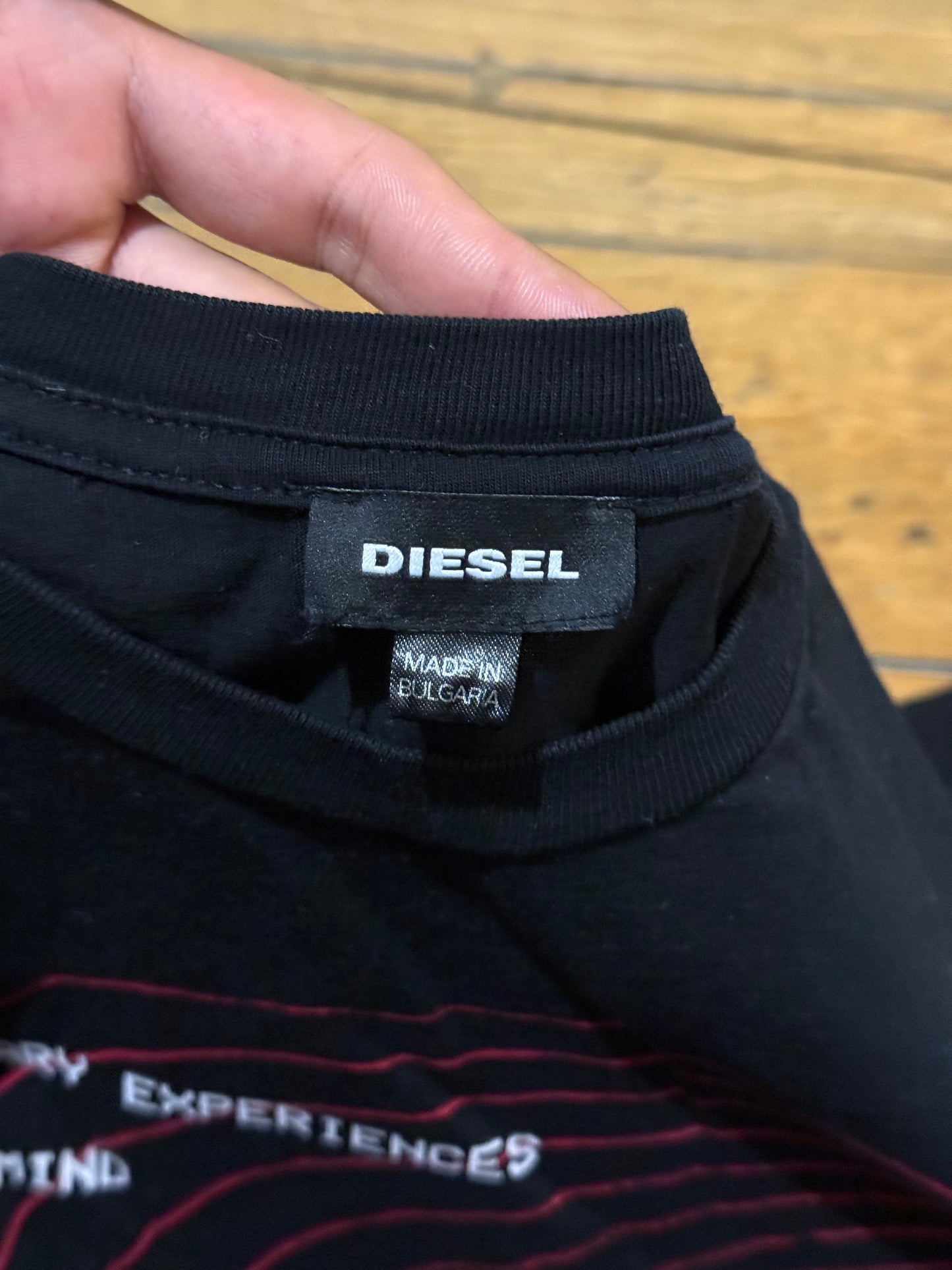 PLAYERA DIESEL NEGRA CERIGRAFIA ROJA CON BLANCO
