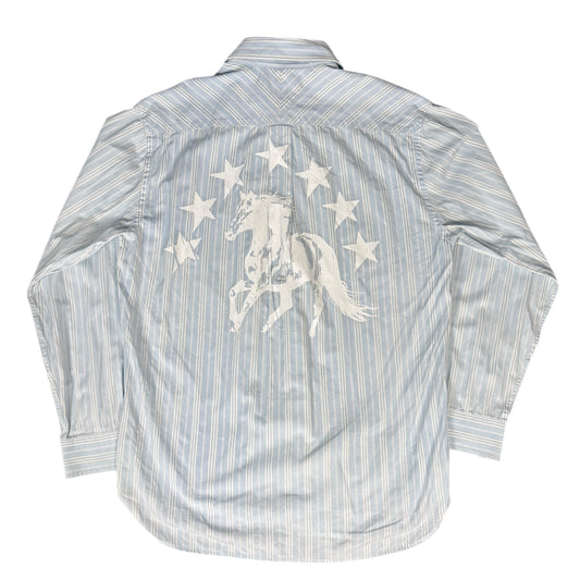 CAMISA MANGA LARGA SUKI AZUL CLARO RAYAS LETRAS BLANCAS TALLA L SK206