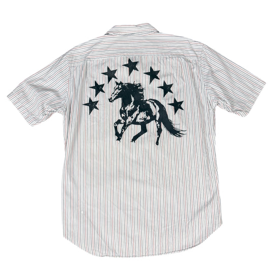 CAMISA MANGA CORTA SUKI BLANCA RAYAS ROJAS LETRAS NEGRAS TALLA M SK216