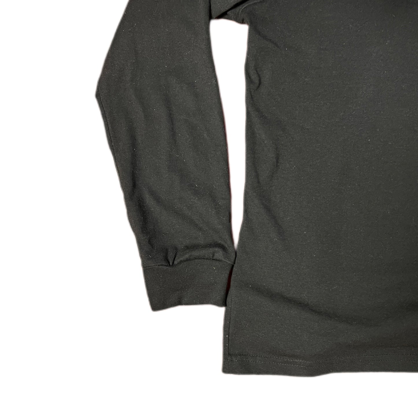 PLAYERA MANGA LARGA NEGRA PARCHE LETRAS