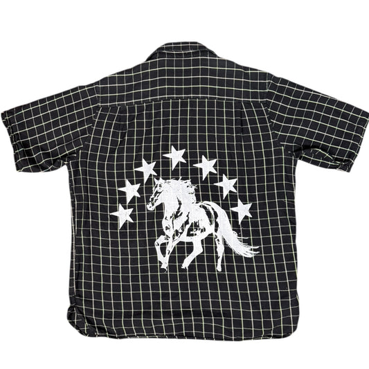 CAMISA MANGA LARGA SUKI NEGRA CUADROS BLANCOS LETRAS BLANCAS TALLA XL SK219