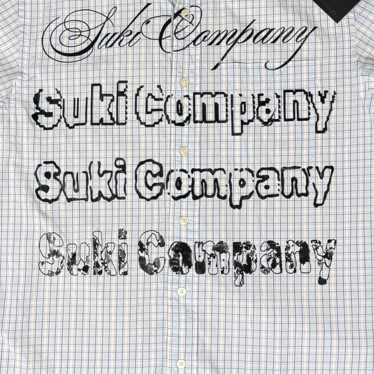 CAMISA MANGA CORTA SUKI BLANCA CUADROS LETRAS NEGRAS TALLA M SK209