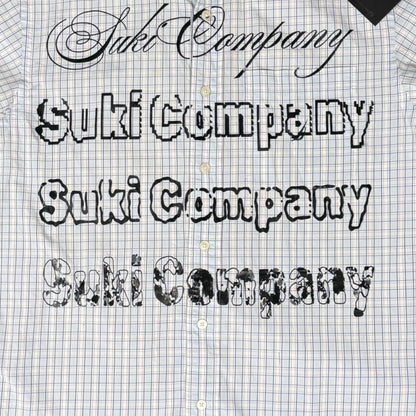 CAMISA MANGA CORTA SUKI BLANCA CUADROS LETRAS NEGRAS TALLA M SK209