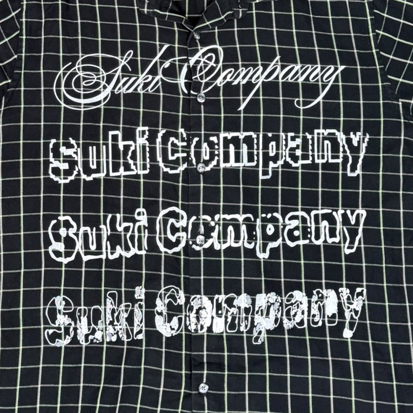 CAMISA MANGA LARGA SUKI NEGRA CUADROS BLANCOS LETRAS BLANCAS TALLA XL SK219