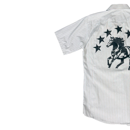CAMISA MANGA CORTA SUKI BLANCA RAYAS FINAS LETRAS NEGRAS TALLA M SK215