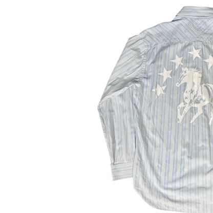 CAMISA MANGA LARGA SUKI AZUL CLARO RAYAS LETRAS BLANCAS TALLA L SK206