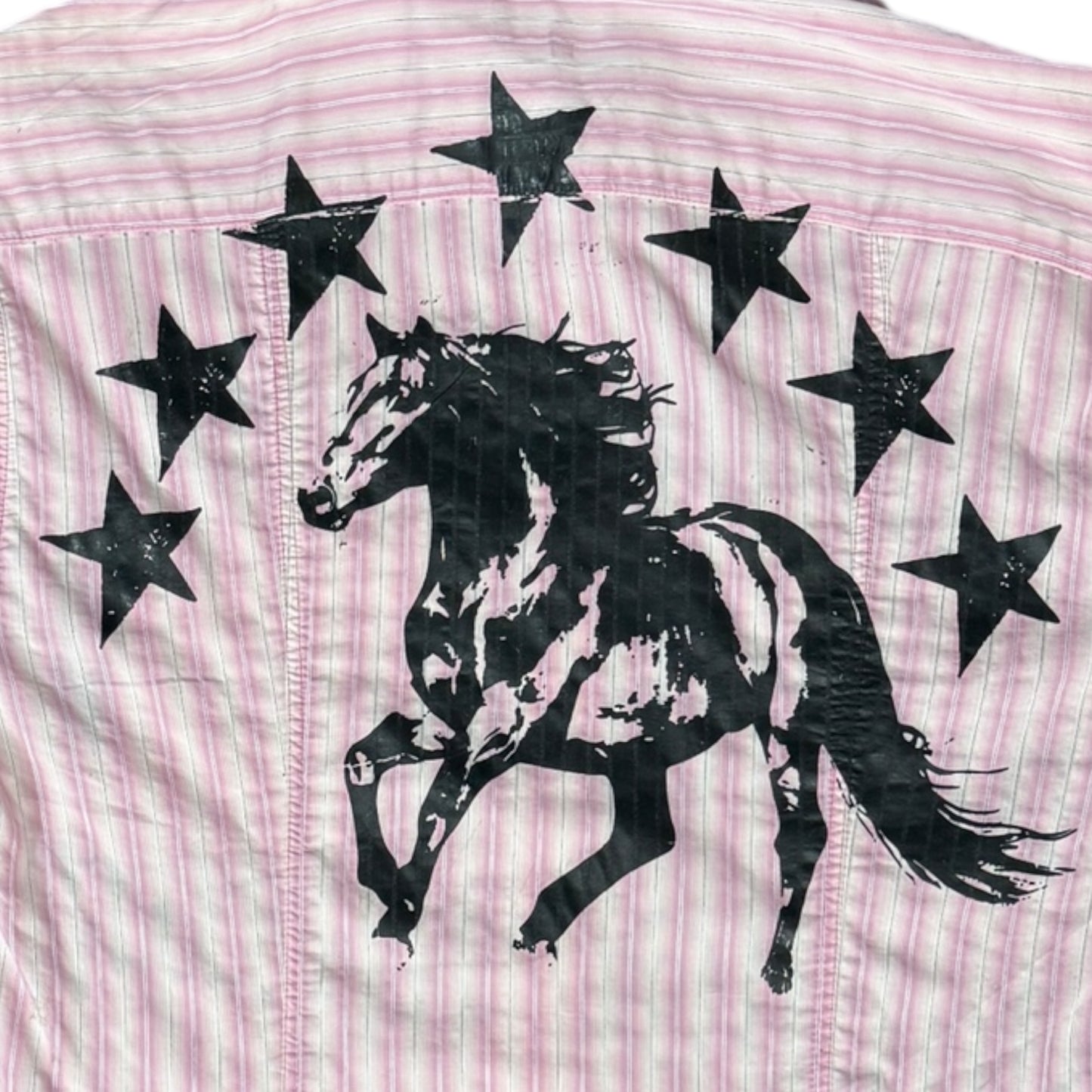 CAMISA MANGA LARGA SUKI ROSA RAYAS LETRAS NEGRAS TALLA M SK208
