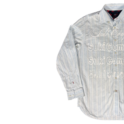CAMISA MANGA LARGA SUKI AZUL CLARO RAYAS LETRAS BLANCAS TALLA L SK206
