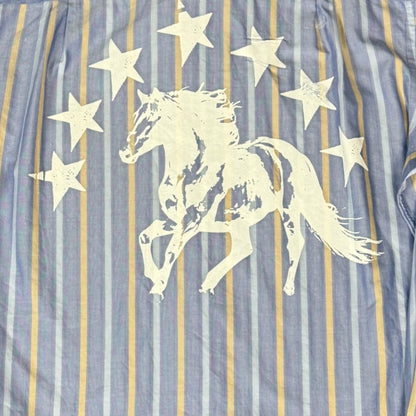CAMISA MANGA LARGA SUKI AZUL RAYAS AMARILLAS LETRAS BLANCAS TALLA L SK214