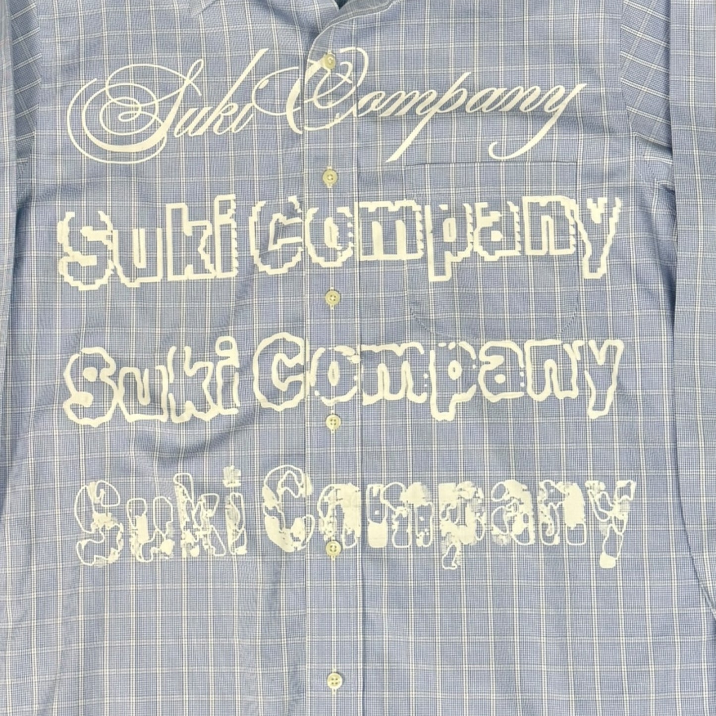 CAMISA MANGA LARGA SUKI AZUL CLARO CUADROS LETRAS BLANCAS TALLA L SK217