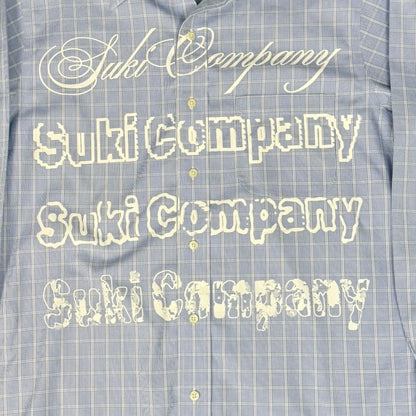CAMISA MANGA LARGA SUKI AZUL CLARO CUADROS LETRAS BLANCAS TALLA L SK217