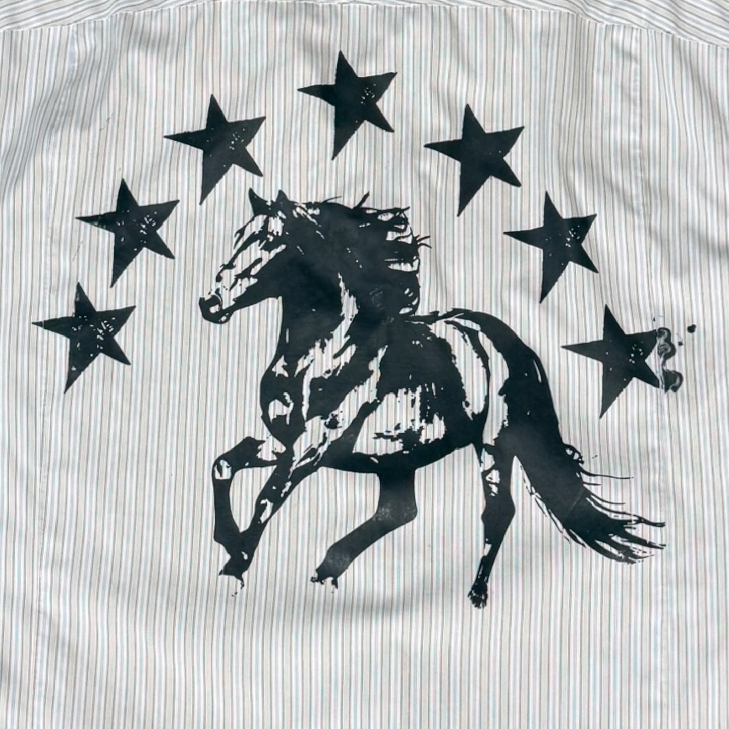 CAMISA MANGA CORTA SUKI BLANCA RAYAS FINAS LETRAS NEGRAS TALLA M SK215