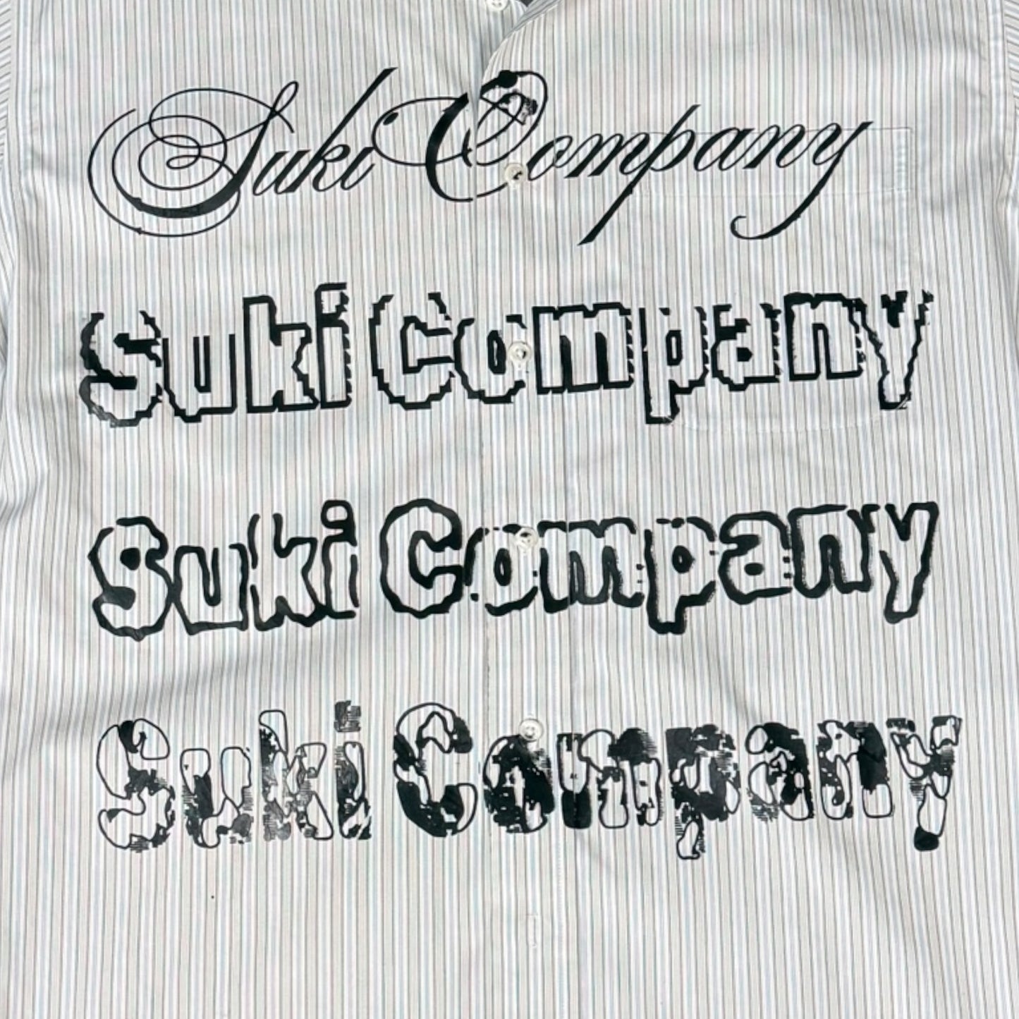 CAMISA MANGA CORTA SUKI BLANCA RAYAS FINAS LETRAS NEGRAS TALLA M SK215