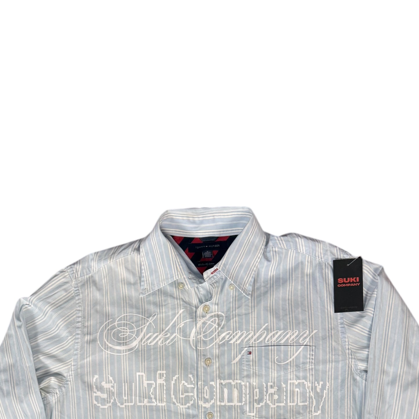 CAMISA MANGA LARGA SUKI AZUL CLARO RAYAS LETRAS BLANCAS TALLA L SK206