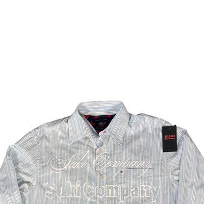 CAMISA MANGA LARGA SUKI AZUL CLARO RAYAS LETRAS BLANCAS TALLA L SK206
