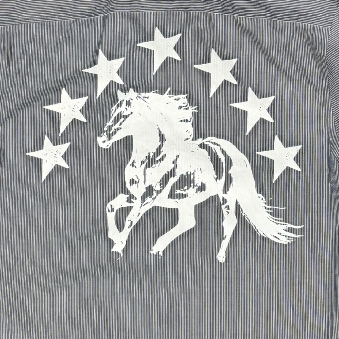 CAMISA MANGA LARGA SUKI GRIS RAYAS LETRAS BLANCAS TALLA L SK210