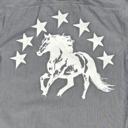 CAMISA MANGA LARGA SUKI GRIS RAYAS LETRAS BLANCAS TALLA L SK210