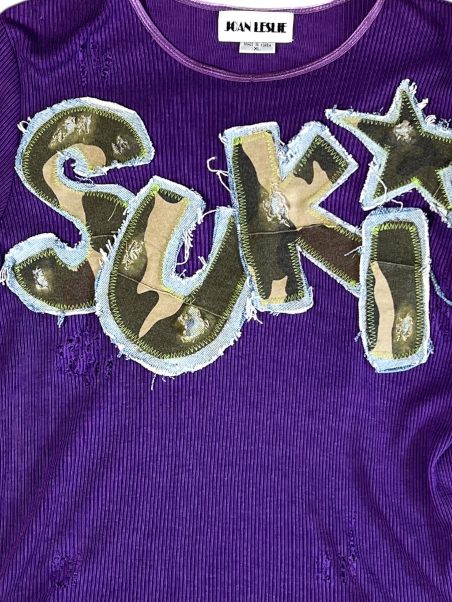 TEE SHIRT MORADA CROP SUKI DESIGN PARCH AND LETTERS