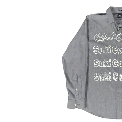 CAMISA MANGA LARGA SUKI GRIS RAYAS LETRAS BLANCAS TALLA L SK210