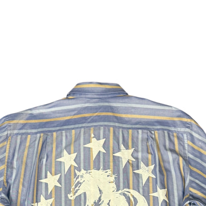 CAMISA MANGA LARGA SUKI AZUL RAYAS AMARILLAS LETRAS BLANCAS TALLA L SK214