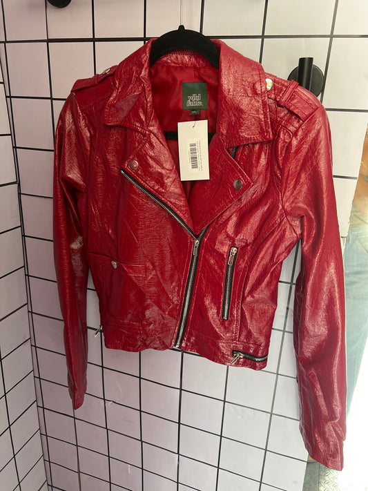 Chamarra crop de piel rojo talla S
