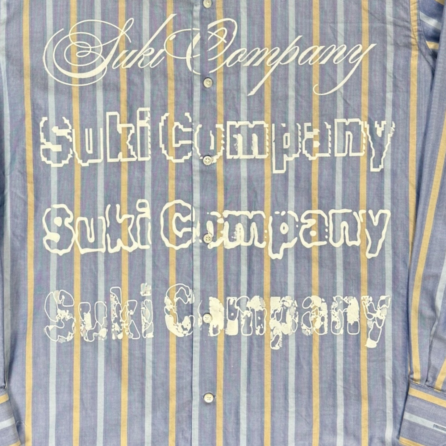 CAMISA MANGA LARGA SUKI AZUL RAYAS AMARILLAS LETRAS BLANCAS TALLA L SK214