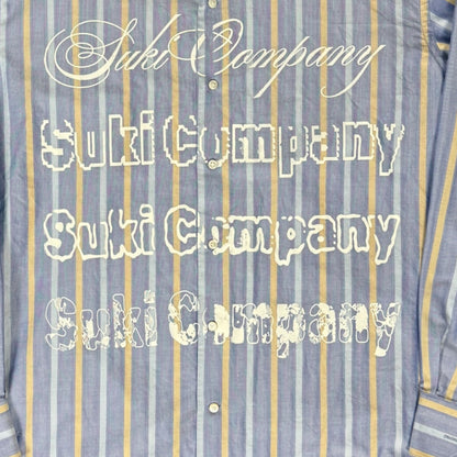 CAMISA MANGA LARGA SUKI AZUL RAYAS AMARILLAS LETRAS BLANCAS TALLA L SK214