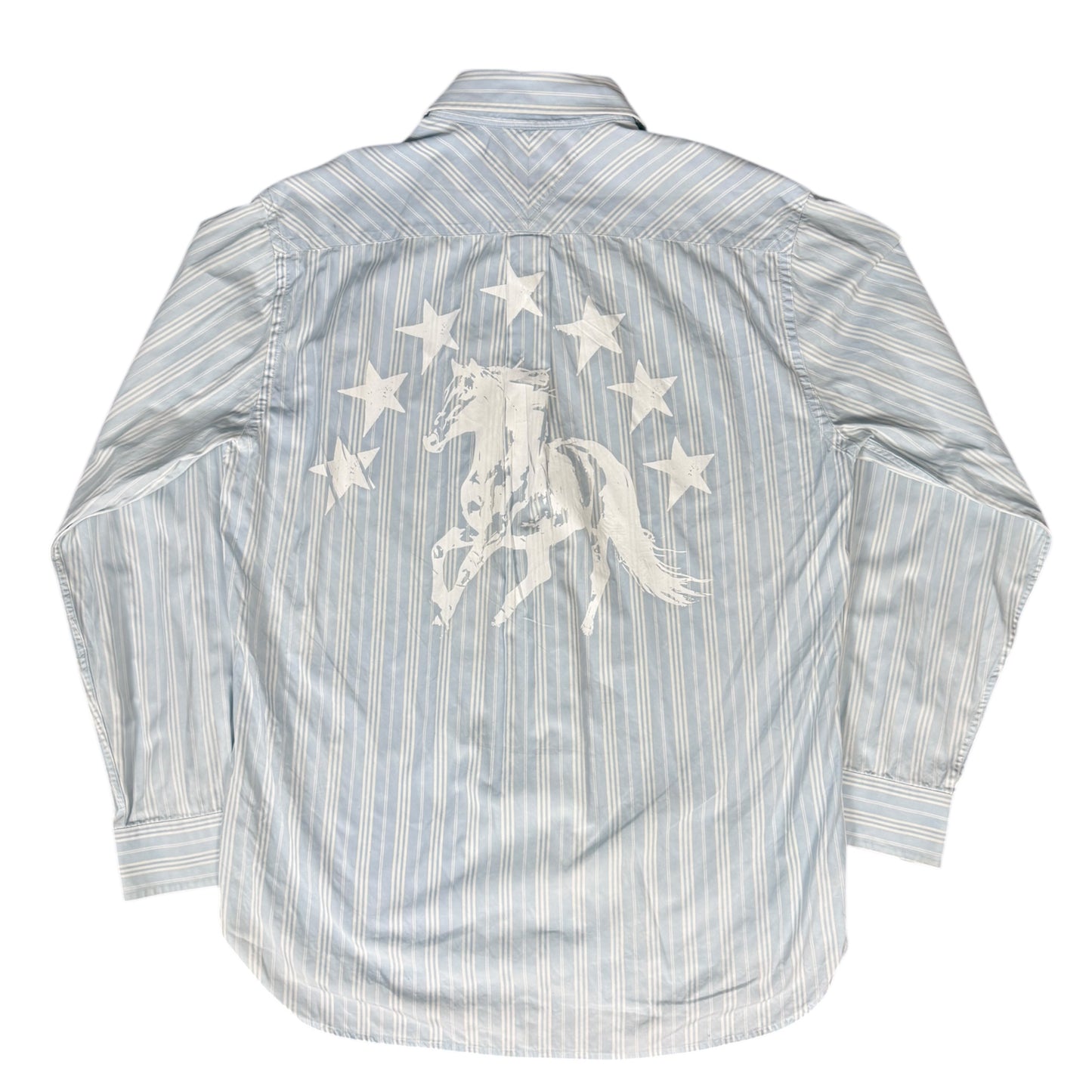 CAMISA MANGA LARGA SUKI AZUL CLARO RAYAS LETRAS BLANCAS TALLA L SK206