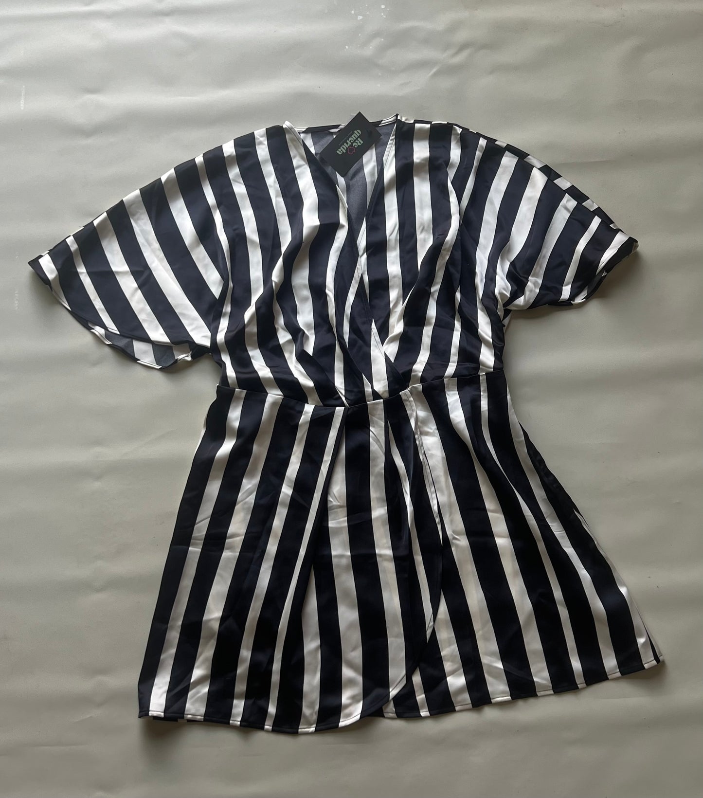 Vestido Midi Satinado de Líneas G