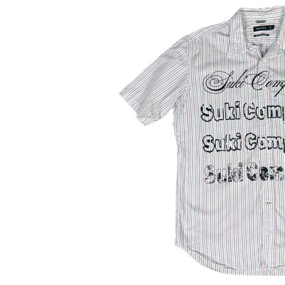 CAMISA MANGA CORTA SUKI BLANCA RAYAS ROJAS LETRAS NEGRAS TALLA M SK216