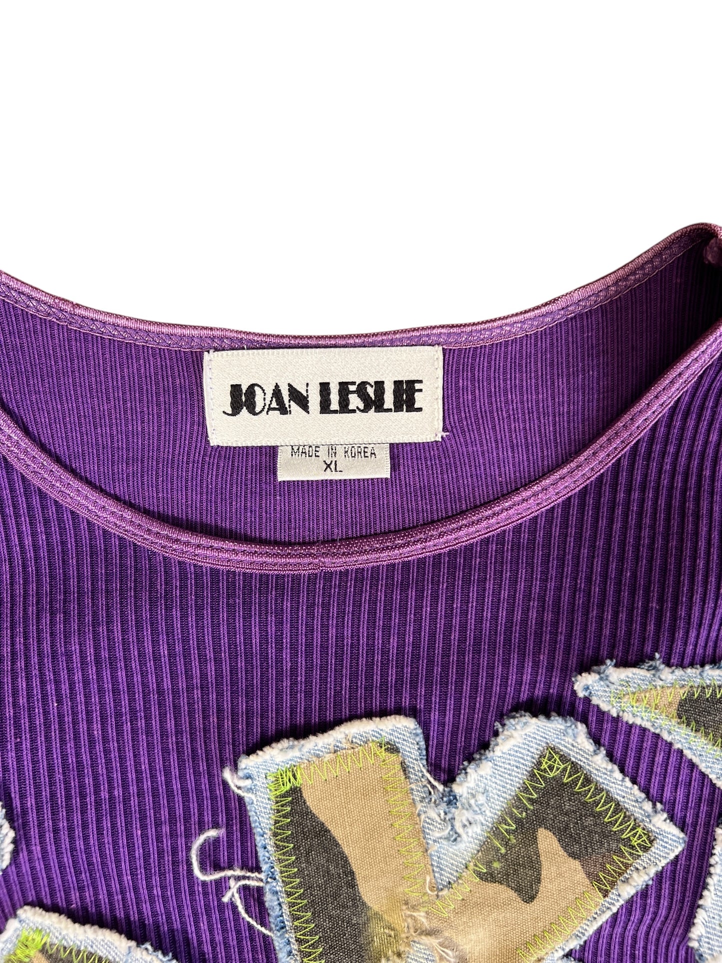 TEE SHIRT MORADA CROP SUKI DESIGN PARCH AND LETTERS