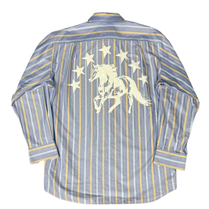 CAMISA MANGA LARGA SUKI AZUL RAYAS AMARILLAS LETRAS BLANCAS TALLA L SK214