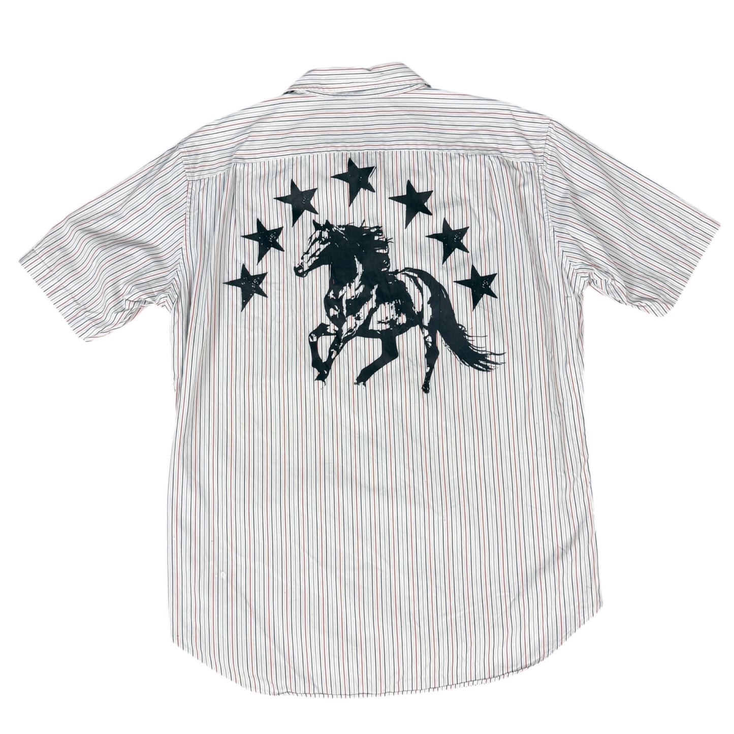 CAMISA MANGA CORTA SUKI BLANCA RAYAS ROJAS LETRAS NEGRAS TALLA M SK216