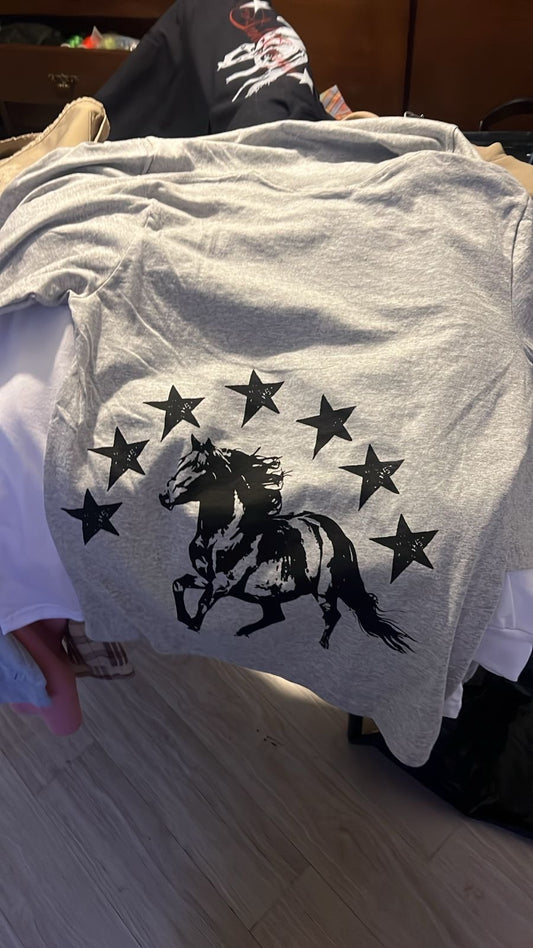 PLAYERA MANGA LARGA GRIS CABALLO LOGO