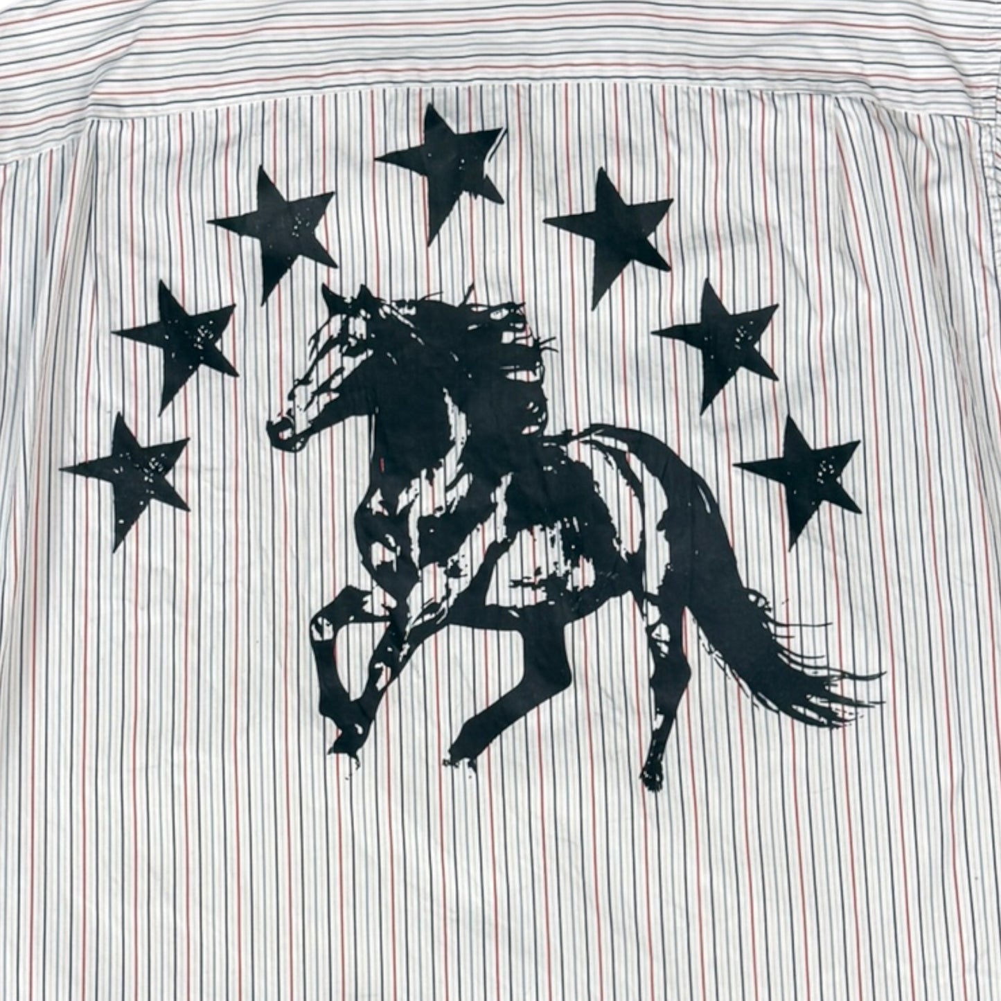CAMISA MANGA CORTA SUKI BLANCA RAYAS ROJAS LETRAS NEGRAS TALLA M SK216