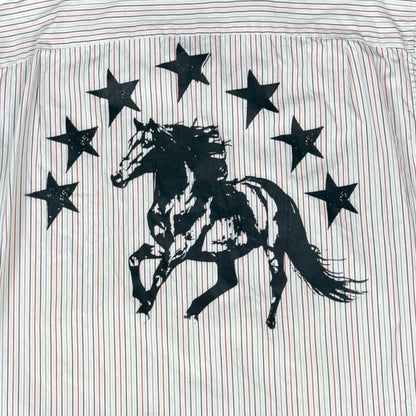 CAMISA MANGA CORTA SUKI BLANCA RAYAS ROJAS LETRAS NEGRAS TALLA M SK216