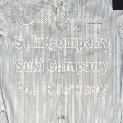 CAMISA MANGA LARGA SUKI AZUL CLARO RAYAS LETRAS BLANCAS TALLA L SK206