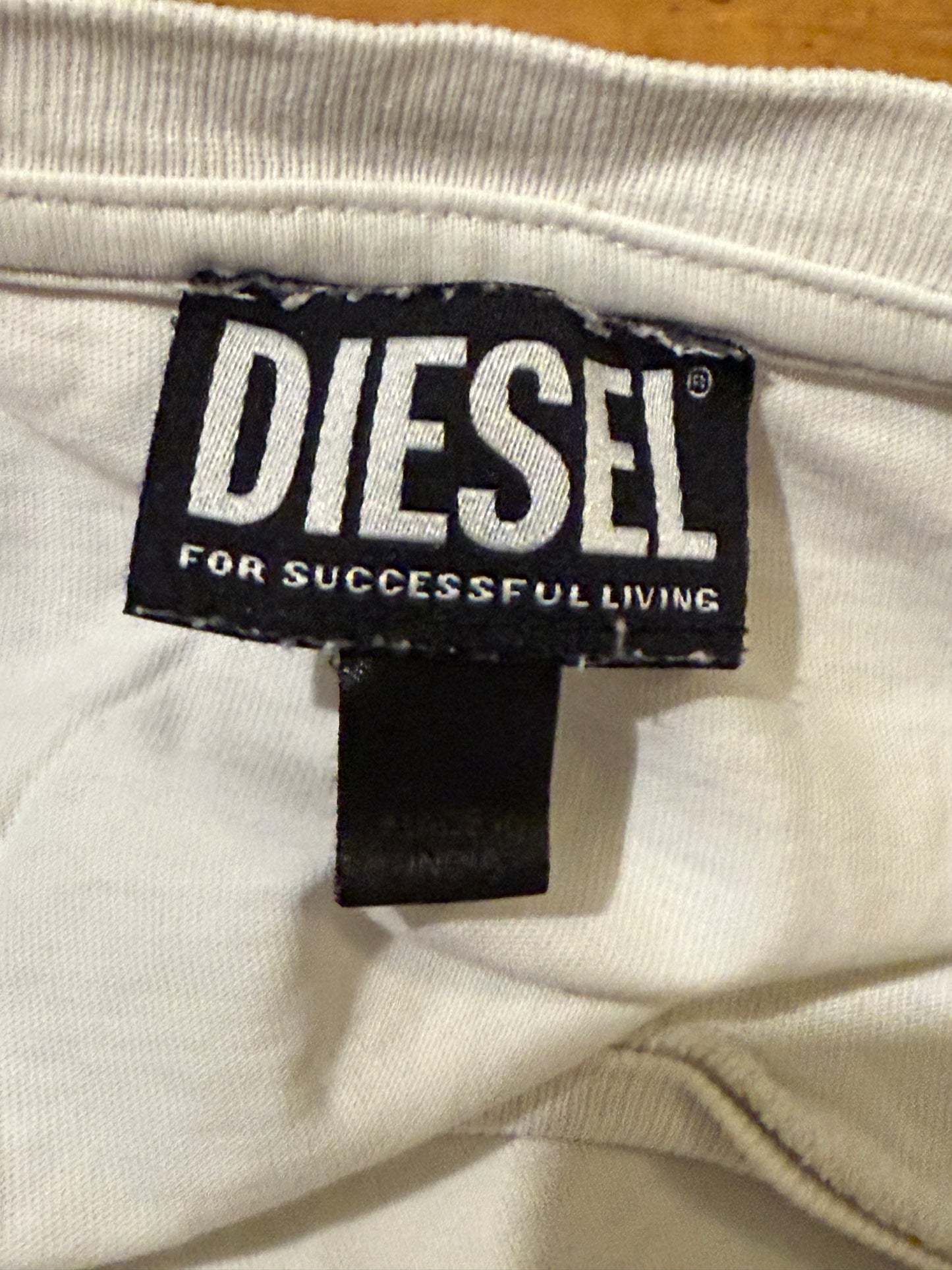 PLAYERA DIESEL BLANCA CERIGRAIFA ROJA CON AZUL