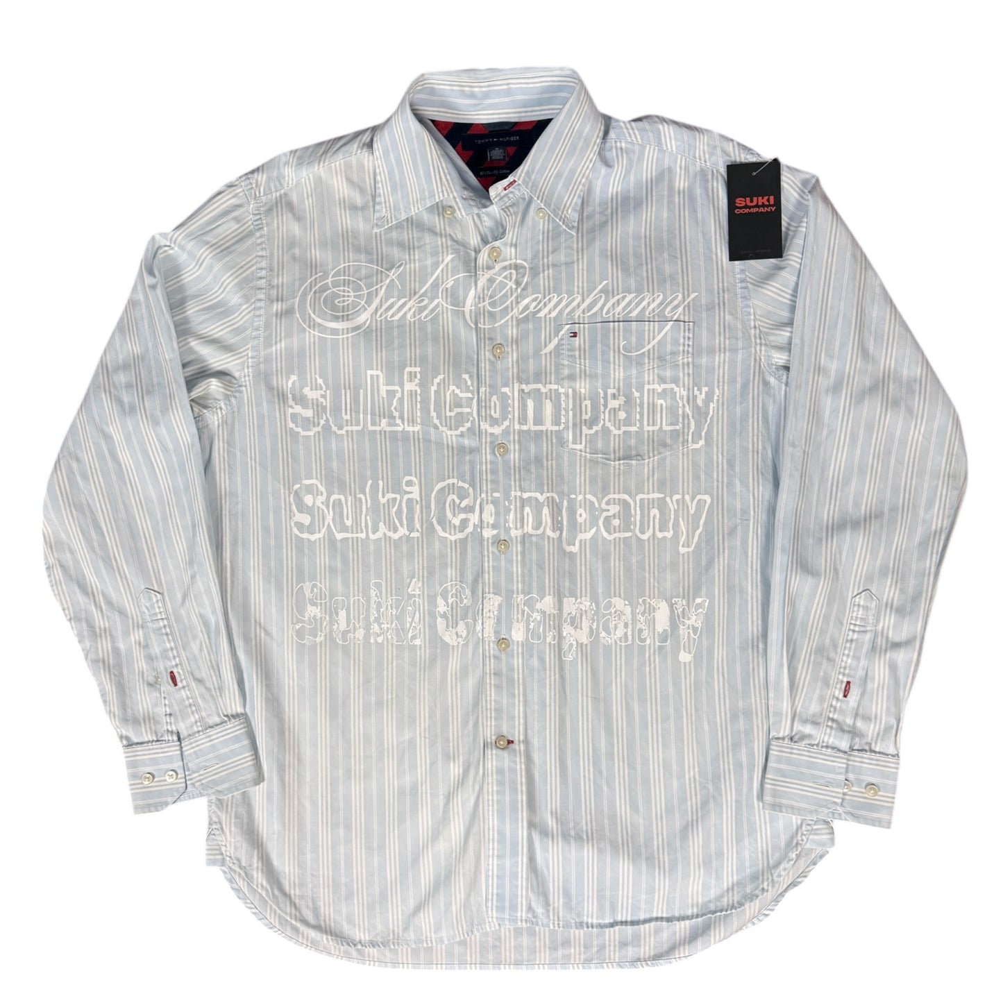 CAMISA MANGA LARGA SUKI AZUL CLARO RAYAS LETRAS BLANCAS TALLA L SK206