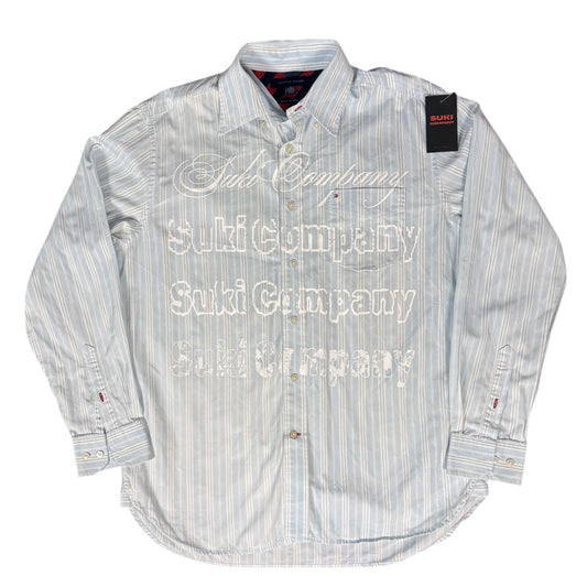 CAMISA MANGA LARGA SUKI AZUL CLARO RAYAS LETRAS BLANCAS TALLA L SK206