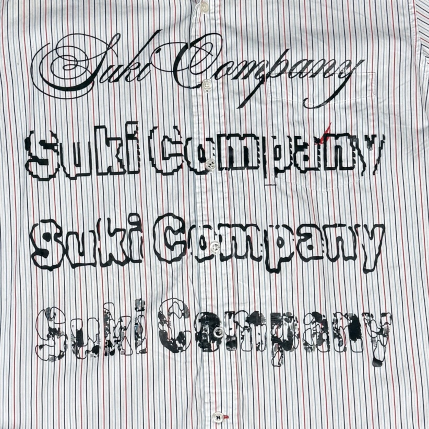 CAMISA MANGA CORTA SUKI BLANCA RAYAS ROJAS LETRAS NEGRAS TALLA M SK216