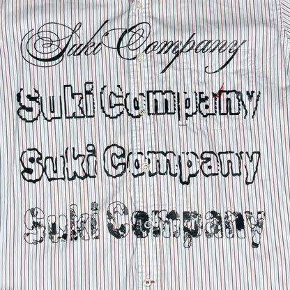 CAMISA MANGA CORTA SUKI BLANCA RAYAS ROJAS LETRAS NEGRAS TALLA M SK216
