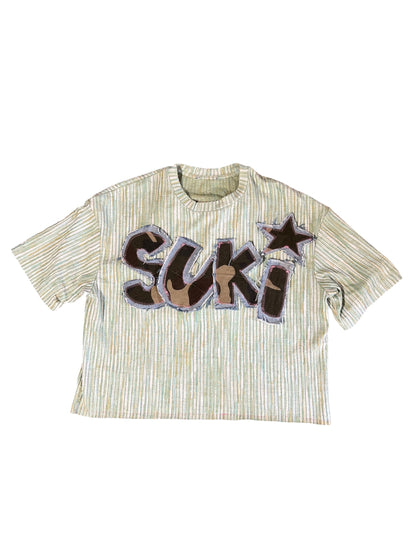 TEE SHIRT VERDE CROP SUKI DESIGN PARCH AND LETTERS V1