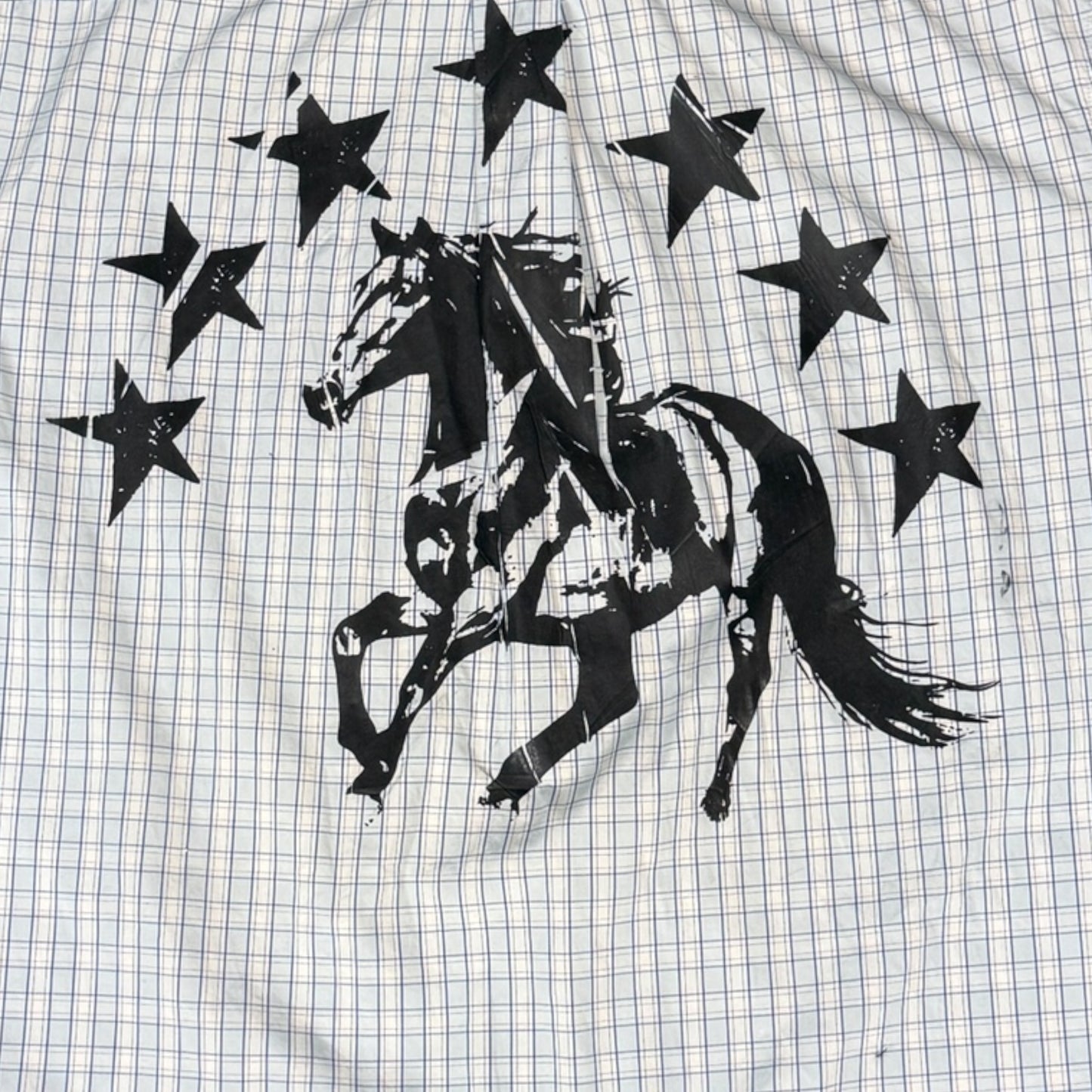 CAMISA MANGA CORTA SUKI BLANCA CUADROS LETRAS NEGRAS TALLA M SK209