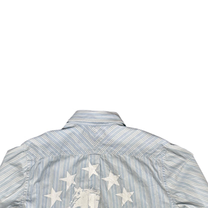 CAMISA MANGA LARGA SUKI AZUL CLARO RAYAS LETRAS BLANCAS TALLA L SK206