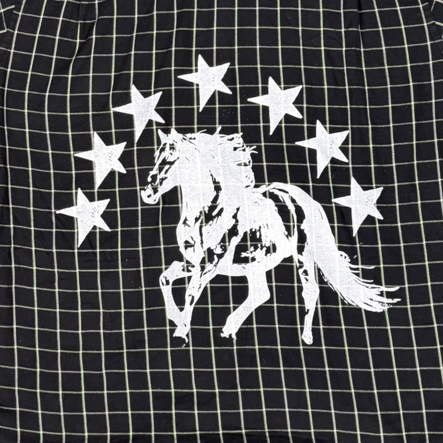 CAMISA MANGA LARGA SUKI NEGRA CUADROS BLANCOS LETRAS BLANCAS TALLA XL SK219