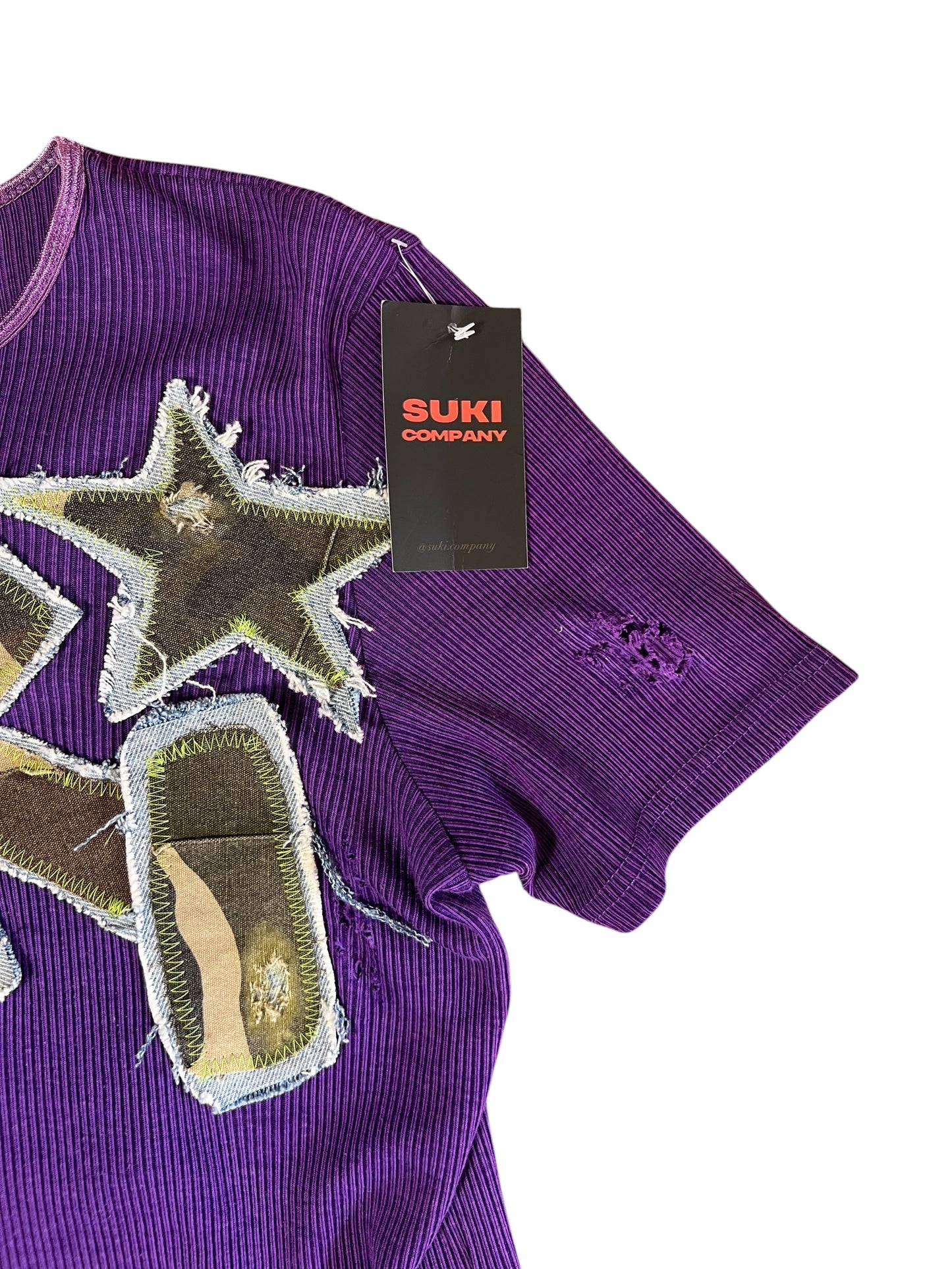 TEE SHIRT MORADA CROP SUKI DESIGN PARCH AND LETTERS