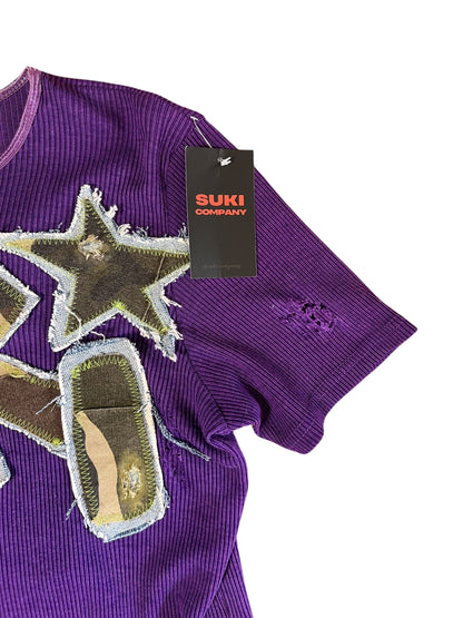 TEE SHIRT MORADA CROP SUKI DESIGN PARCH AND LETTERS